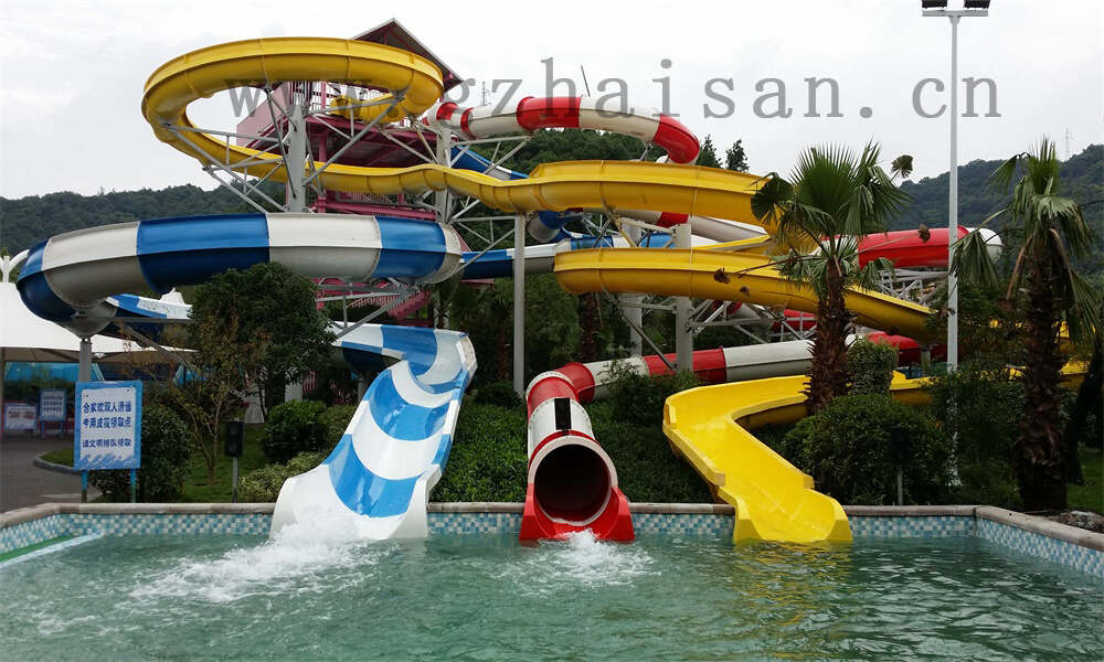 如何进行水上乐园设备的熔断器检查?