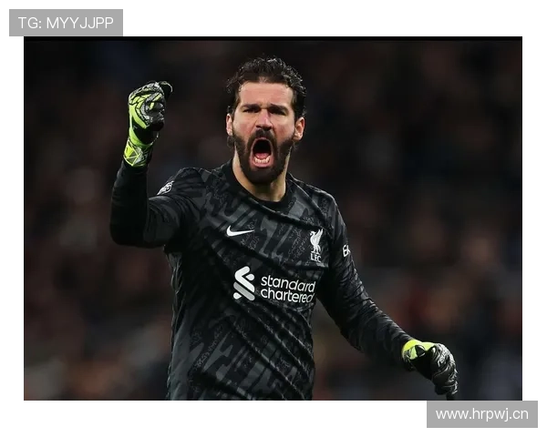 阿利松与阿诺德长传配合展现默契，利物浦后场发起进攻效率提升