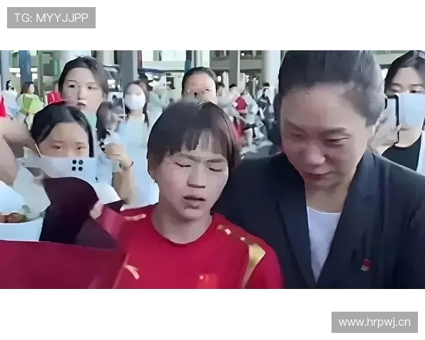 全红婵回家路上还在啃苹果，网友：这哪像奥运冠军？