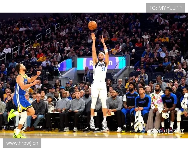 克莱·汤普森三分拉开差距 助勇士无球跑动效率提升